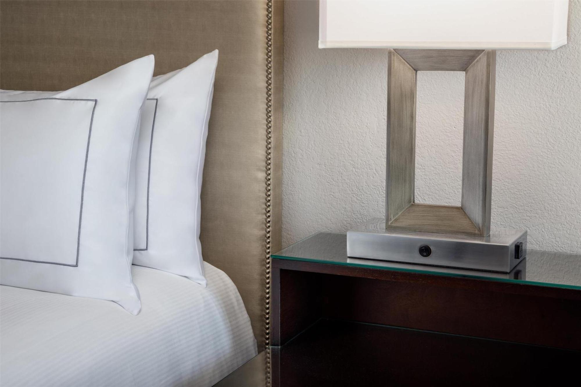 Hilton Arlington Hotel Екстериор снимка
